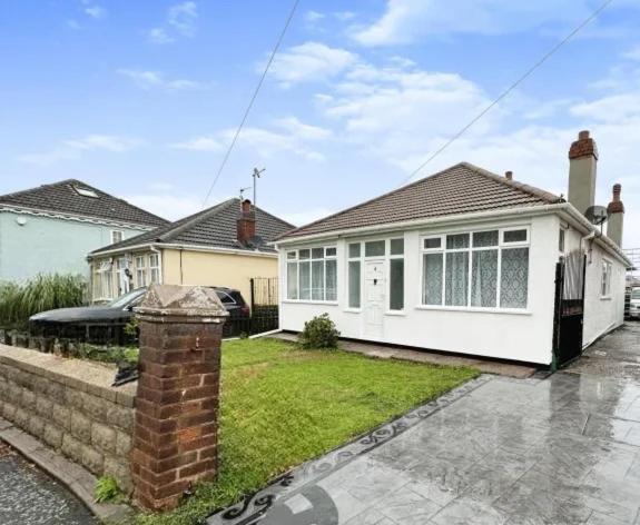 Uplands Grove Bungalow Hotel Wolverhampton Exterior photo